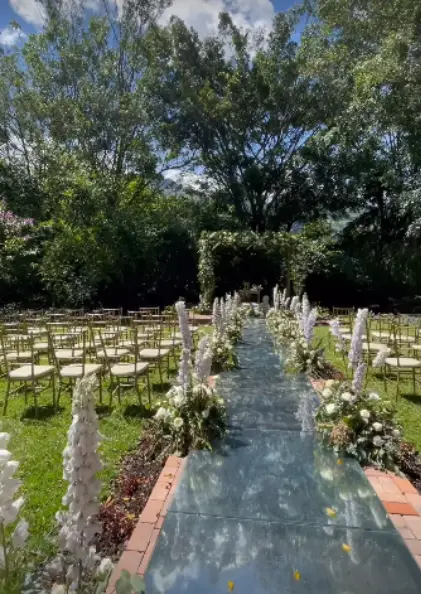 pasillo de cristal decorado con flores